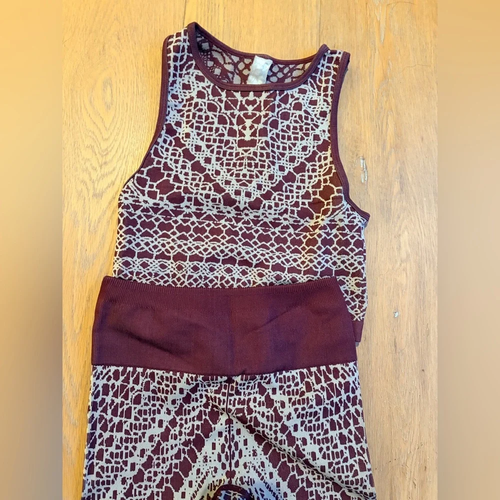 Fabletics matching crop tank and leggings Set